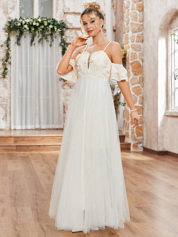Elegant And Romantic Off-Shoulder Cami Wedding Dress With 3d Floral Decorations And Tulle Overlay