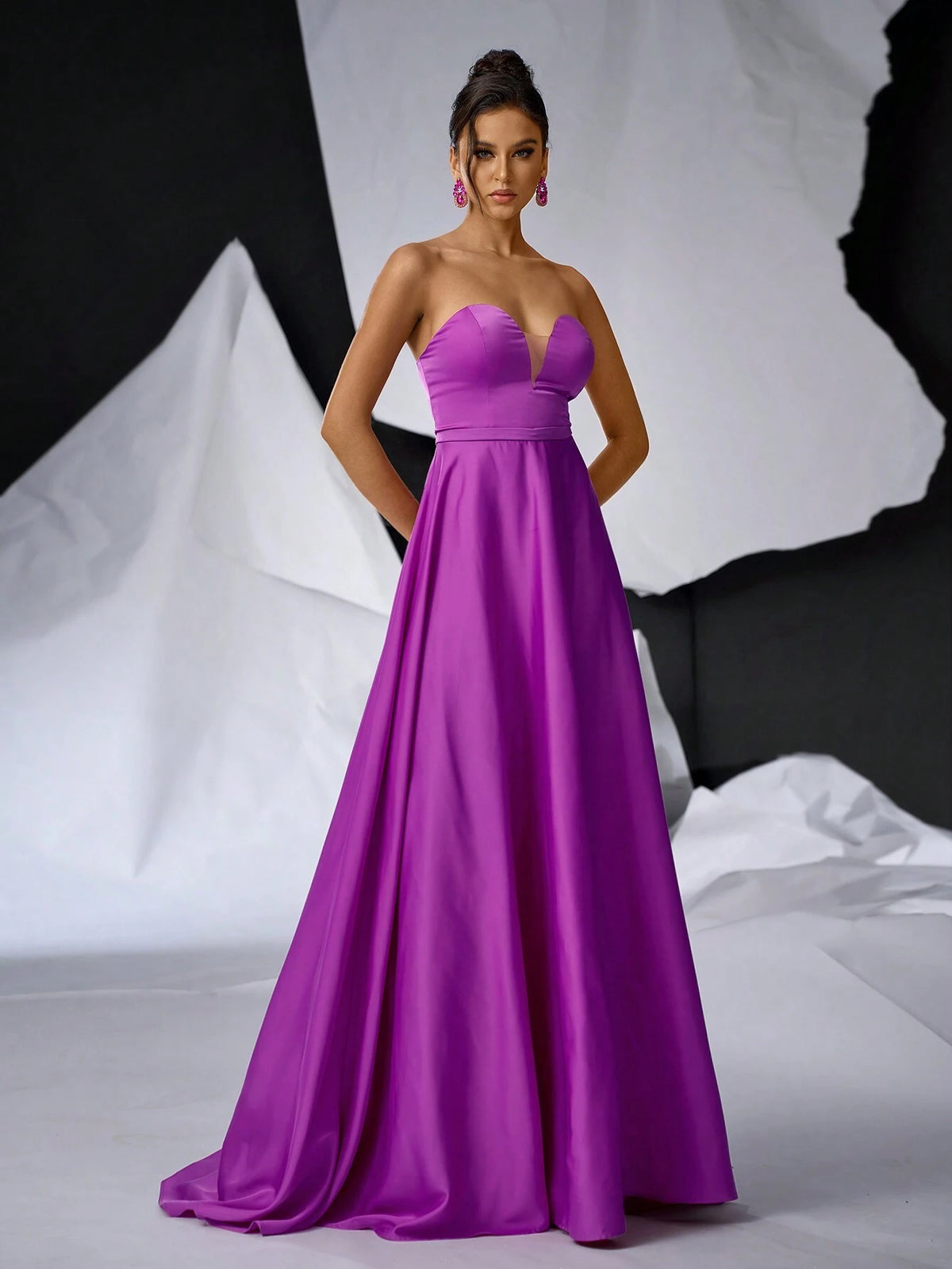 Elegant And Simple Purple Strapless Dress With Deep V-Neckline And Contrast Mesh Detail, Belted Design At Waist, Formal Ball Gown For Women, Perfect For Formal Events Such As Proms, Weddings, And Banquets