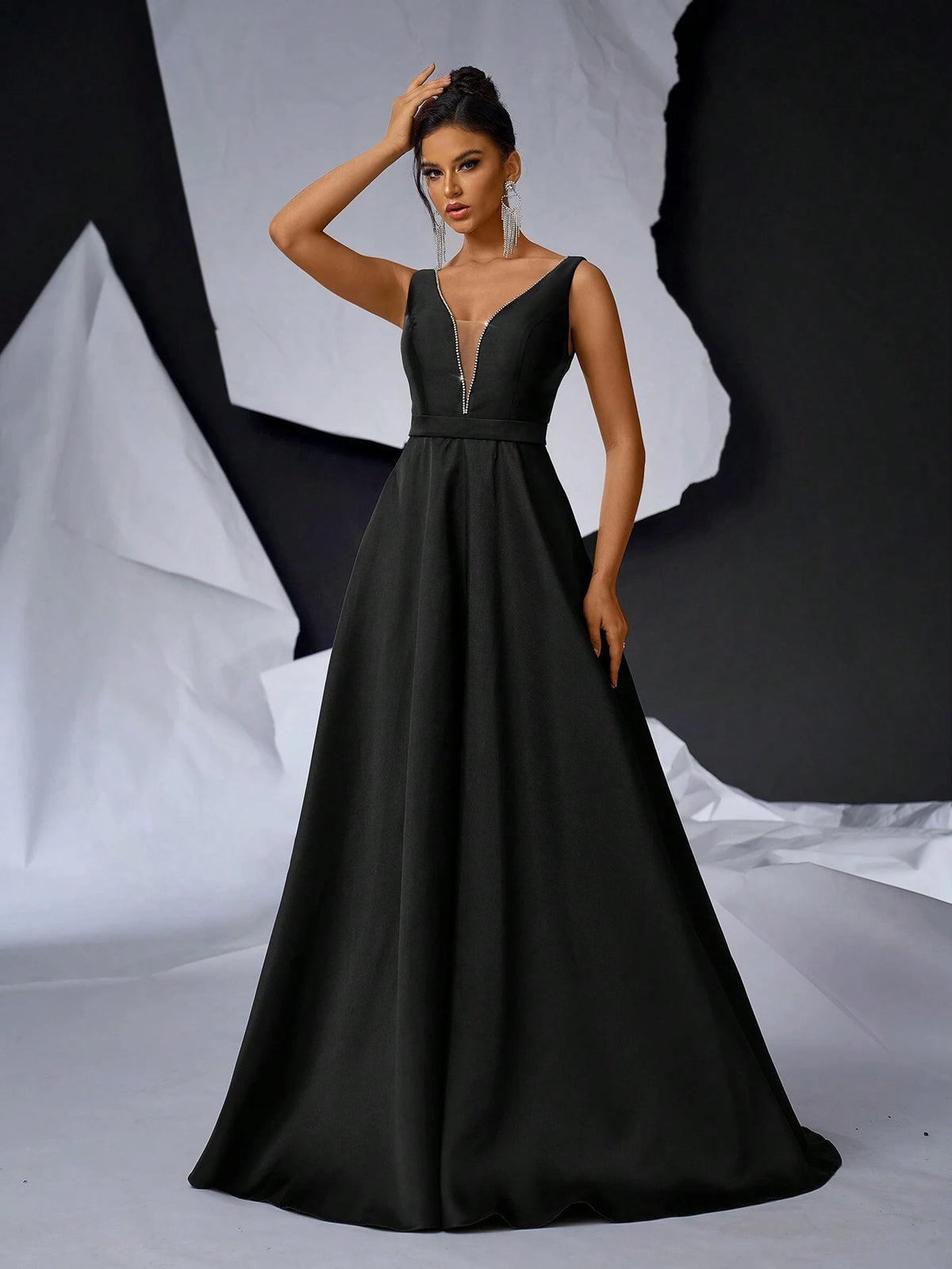 Elegant And Simple Wide-Shoulder Black Dress With Deep V-Neck And Contrast Mesh  Lace Up Back Dress, Suitable For Bachelor Parties, Weddings, Events And Various Banquets And Dancing Parties. Formal Ball Gown For Women