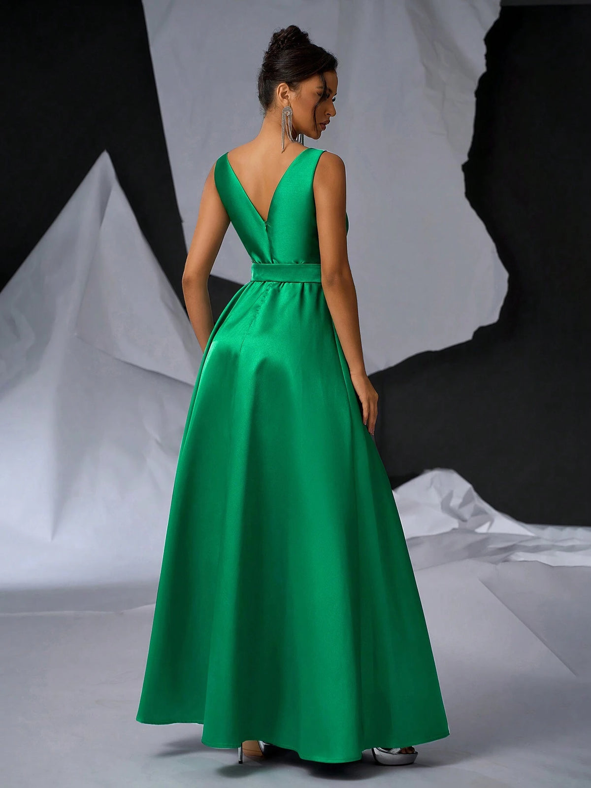 Elegant And Understated Green Satin Dress Features Wide Strap, V-Neckline, Wedding Party, Single-Party And Formal Evening Event.