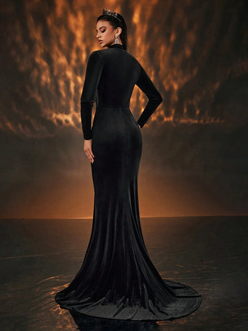 Elegant Black Velvet Long Sleeve Front Hollow Chest Handmade Beaded Chain Waist See-Through Pearl Embellished Mermaid Style Formal Evening Gown