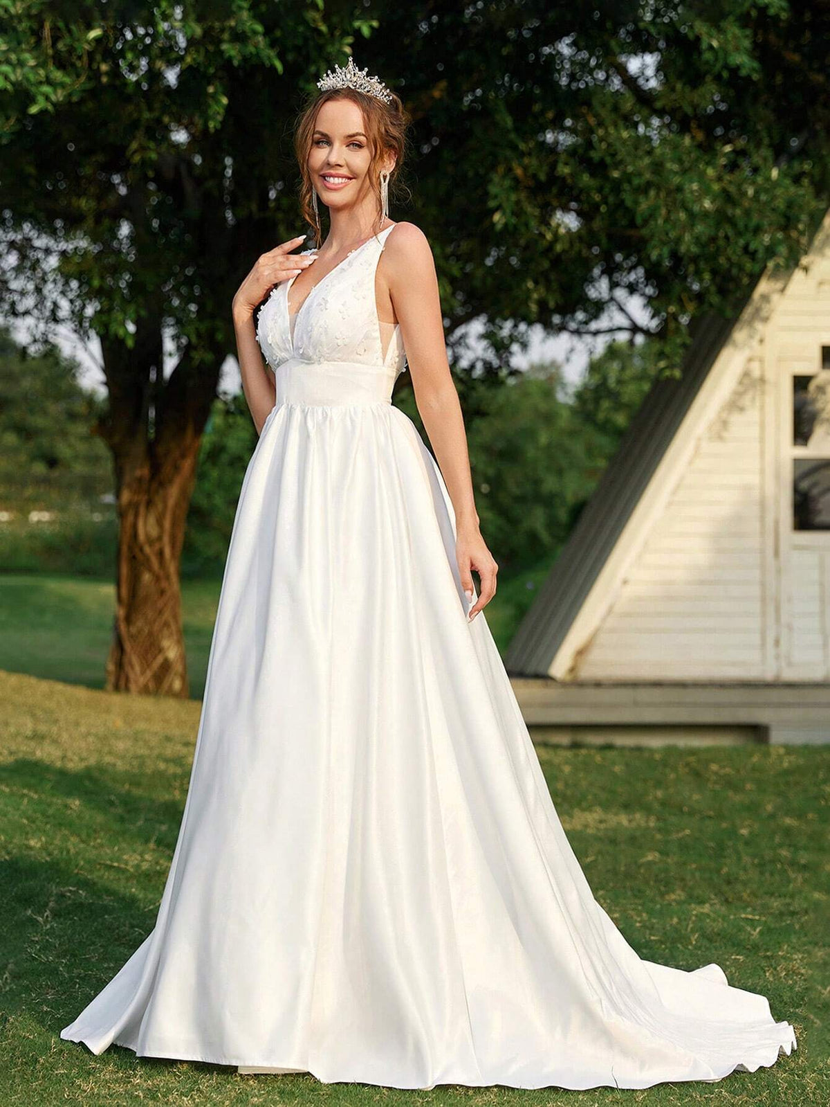 Elegant, Gorgeous And Luxurious White Simple V-Shaped 3D Three-Dimensional Flower , Festivals, Parties, Dances, Holiday Trains Satin Oversized Floor-Length Pleated Casual Wedding Dress