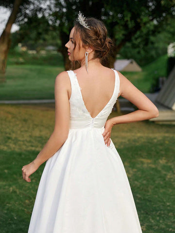 Elegant, Gorgeous And Luxurious White Simple V-Shaped 3D Three-Dimensional Flower , Festivals, Parties, Dances, Holiday Trains Satin Oversized Floor-Length Pleated Casual Wedding Dress