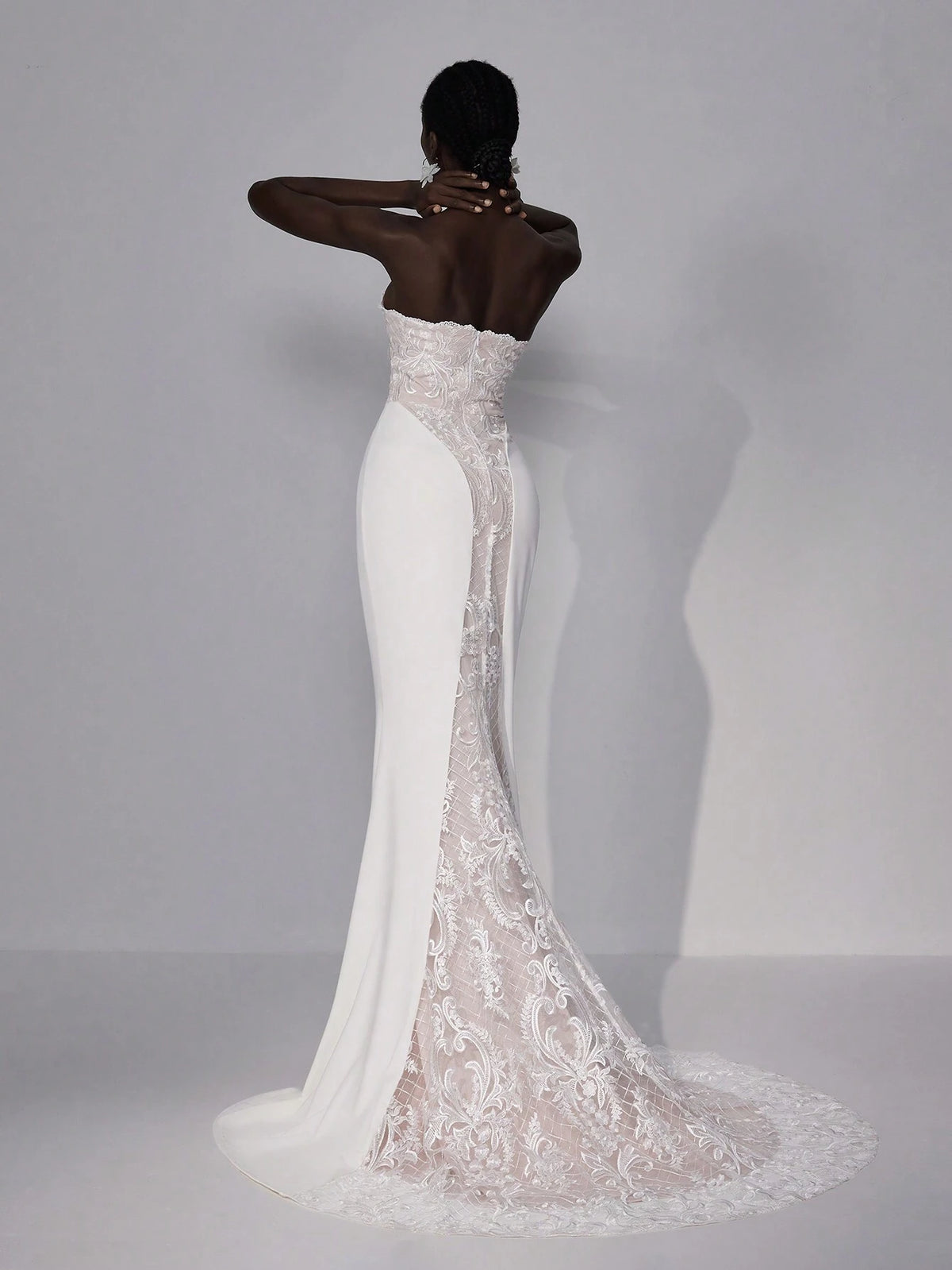 Elegant Luxurious Sexy Cold-Shoulder Strapless V-Neck Backless Sheer Mesh Lace Applique And French Lace Detail Patchwork Stretchy Satin Mermaid Long Tail Wedding Dress