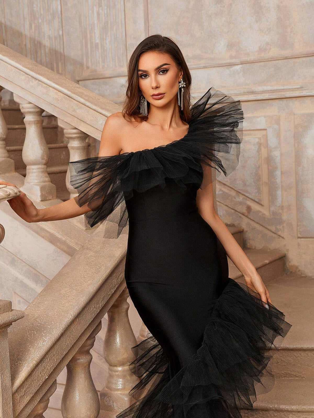 Elegant Women's Exaggerated Style Ruffled And Fitted Classic Black Evening Dress With Layered Mesh And Lotus Leaf Model