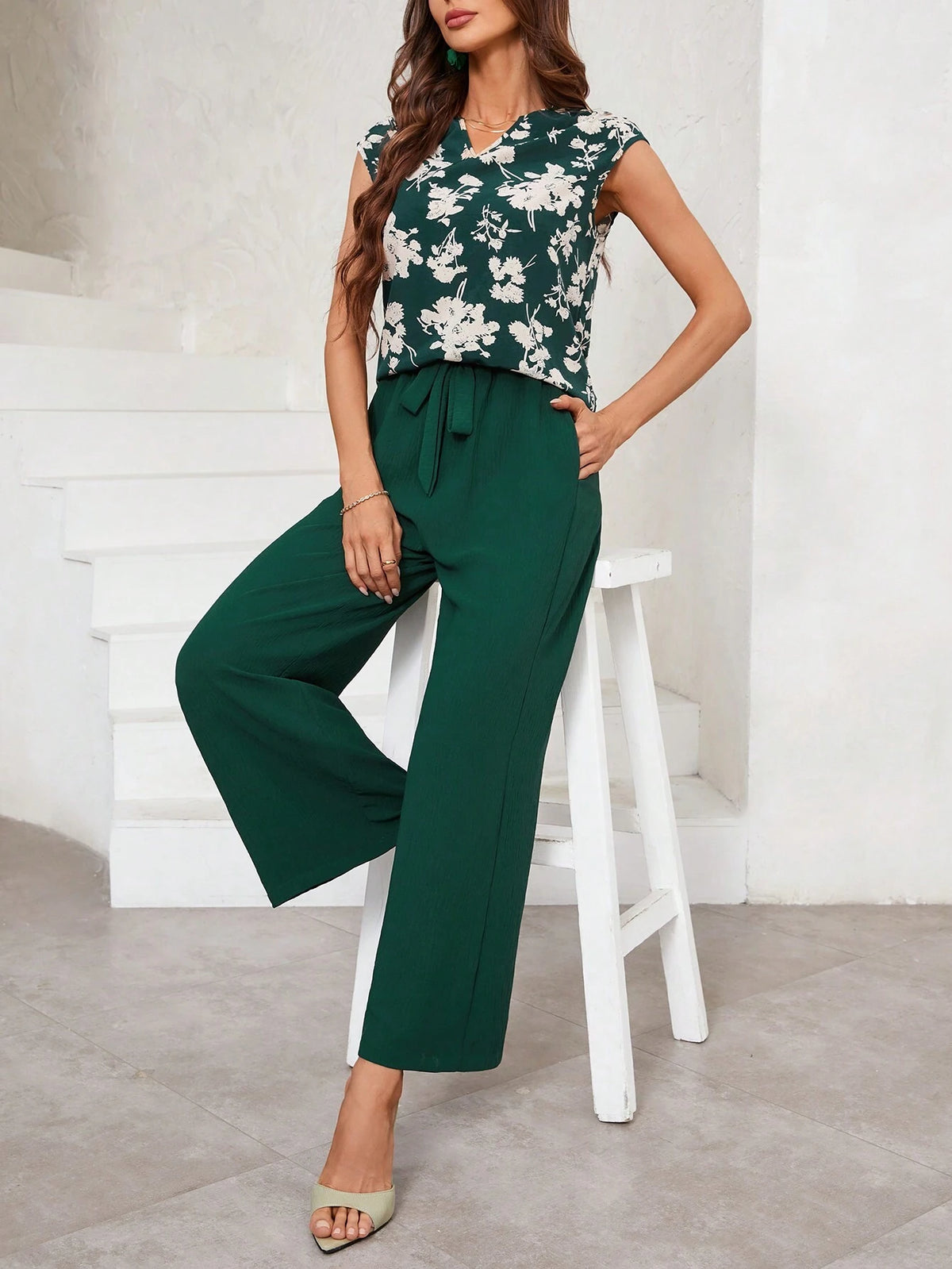 Women Floral Printed Sleeveless Top And Pants Two-Piece Set