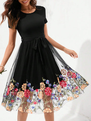 Women's Round Neck Embroidered Short Sleeve Waist-Tied Dress