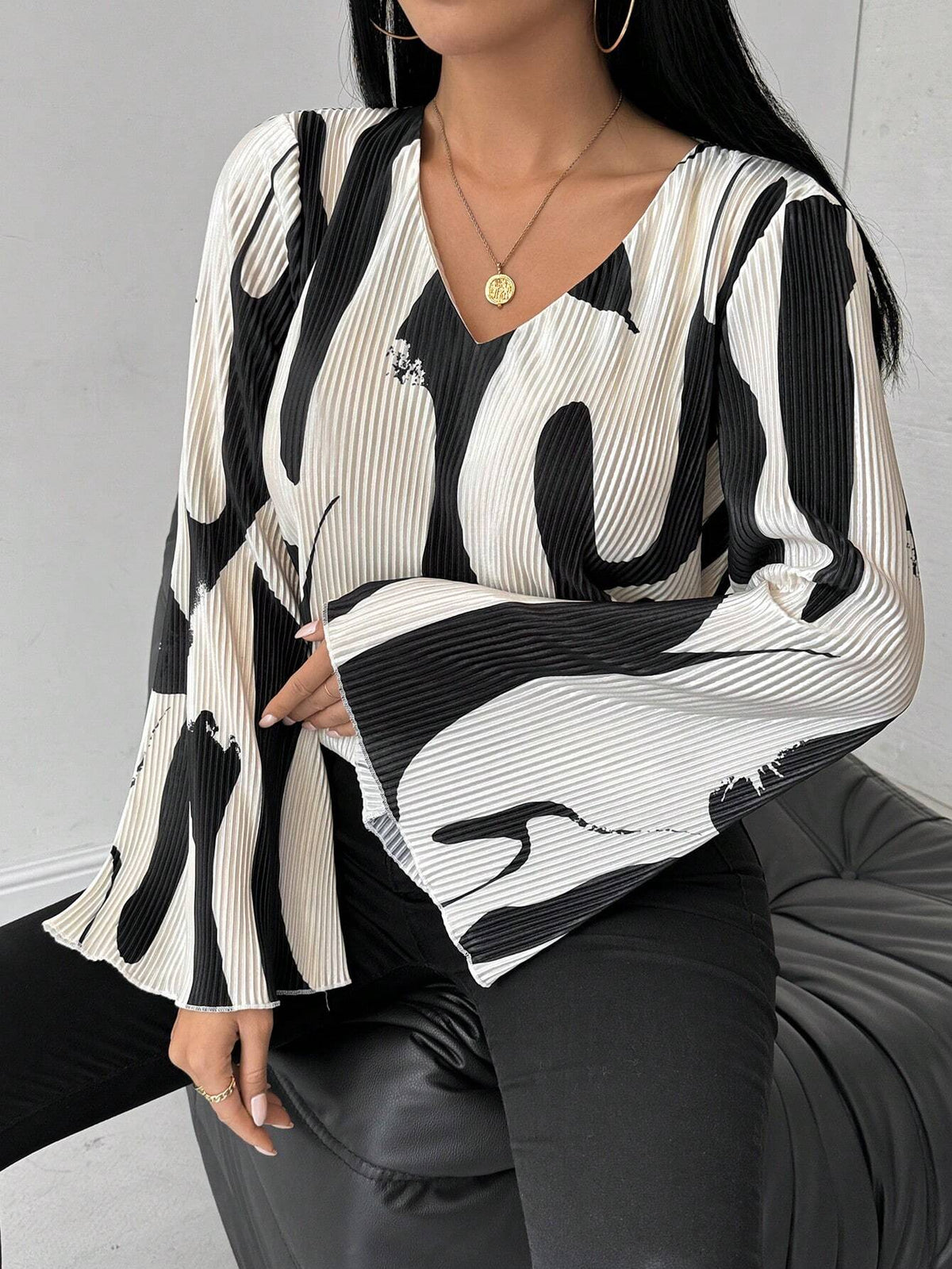 Clasi Women's V-Neck All-Over Allover Print Casual Elegant Long Sleeve Blouse