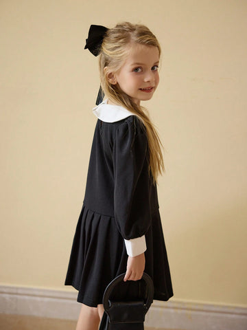 Classic Black & White Commuter Casual Dress For Young Girl, Featuring Fashionable Retro Design With Oversized White Collar, Black Long Sleeves, And Pleated Skirt.