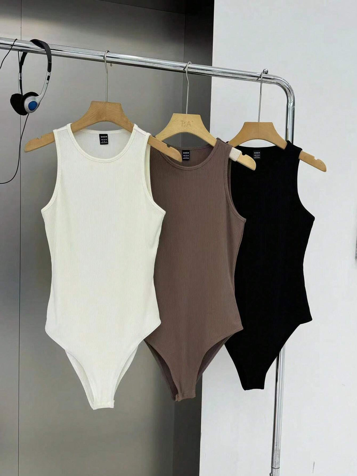 3pcs Women's Crew Neck Minimalist Embroidery Logo Sleeveless Bodysuit Set