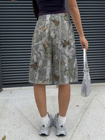 EZwear Vintage Camouflage Tree Branch Print Casual Sports Mid-Rise Relaxed Fit Cargo Capri Shorts With Pockets