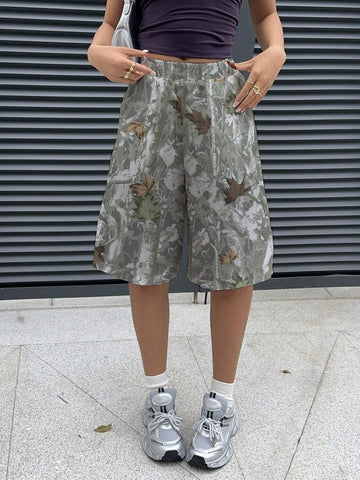 EZwear Vintage Camouflage Tree Branch Print Casual Sports Mid-Rise Relaxed Fit Cargo Capri Shorts With Pockets