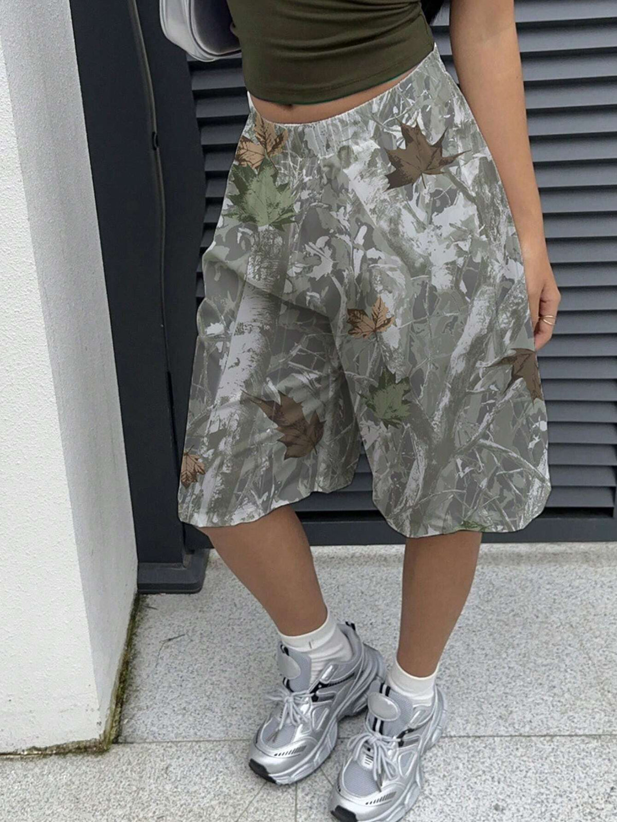 EZwear Vintage Camouflage Tree Branch Print Casual Sports Mid-Rise Relaxed Fit Cargo Capri Shorts With Pockets