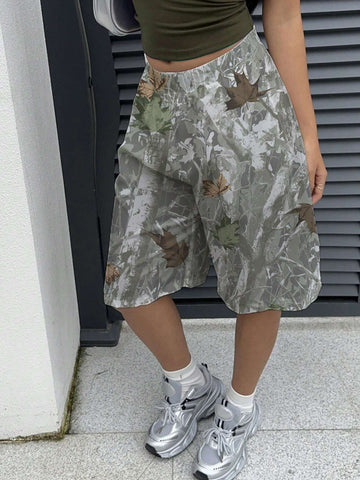 EZwear Vintage Camouflage Tree Branch Print Casual Sports Mid-Rise Relaxed Fit Cargo Capri Shorts With Pockets