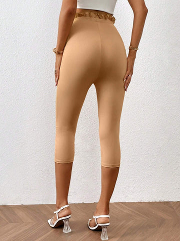 Essnce Frill Trim Button Detail Capri Leggings