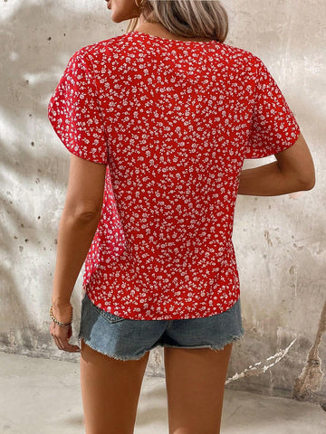 Essnce Women's Floral Printed V-Neck Short Sleeve Shirt