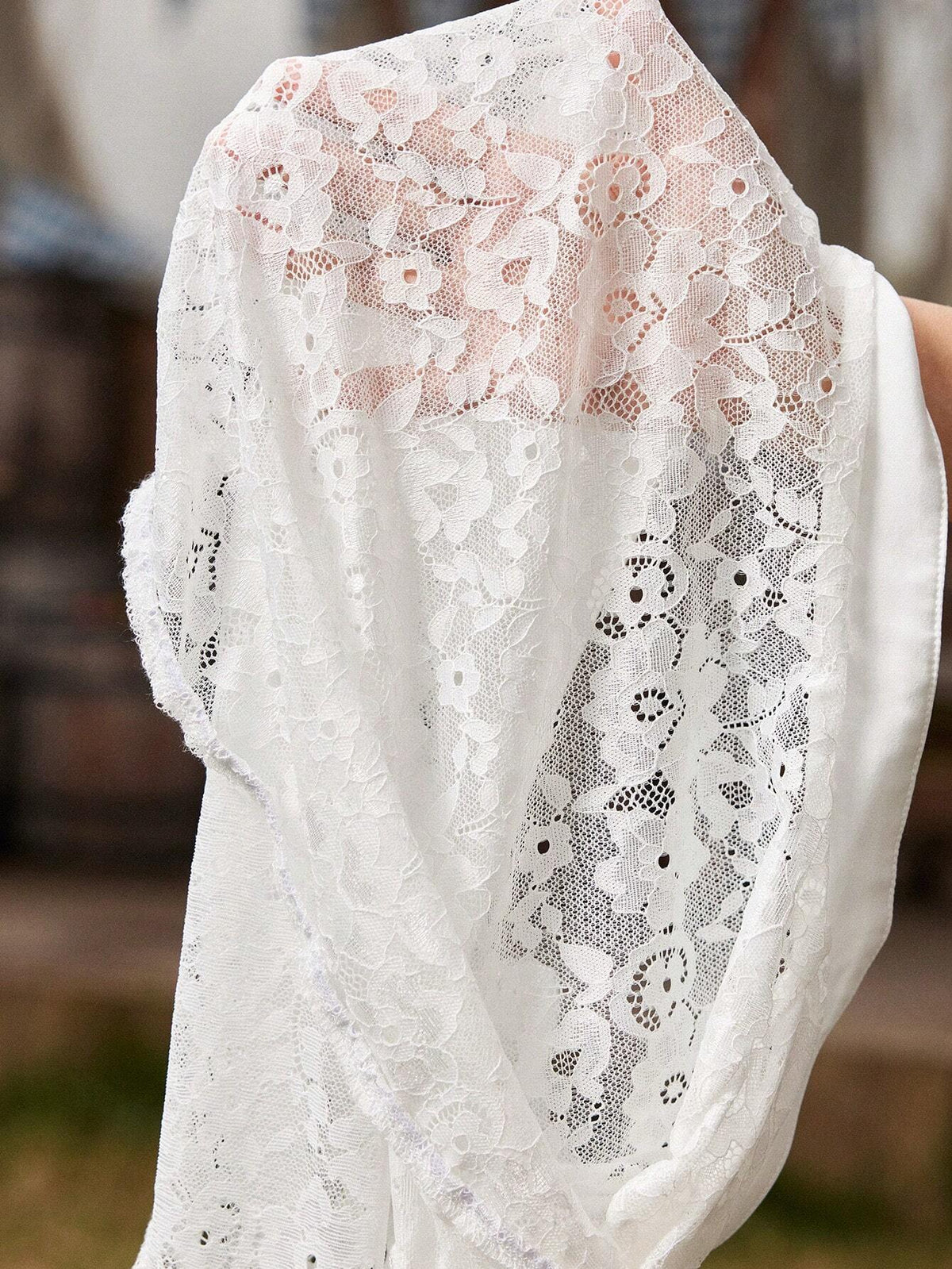 Women's Elegant Lace Long Sleeve Cropped Top