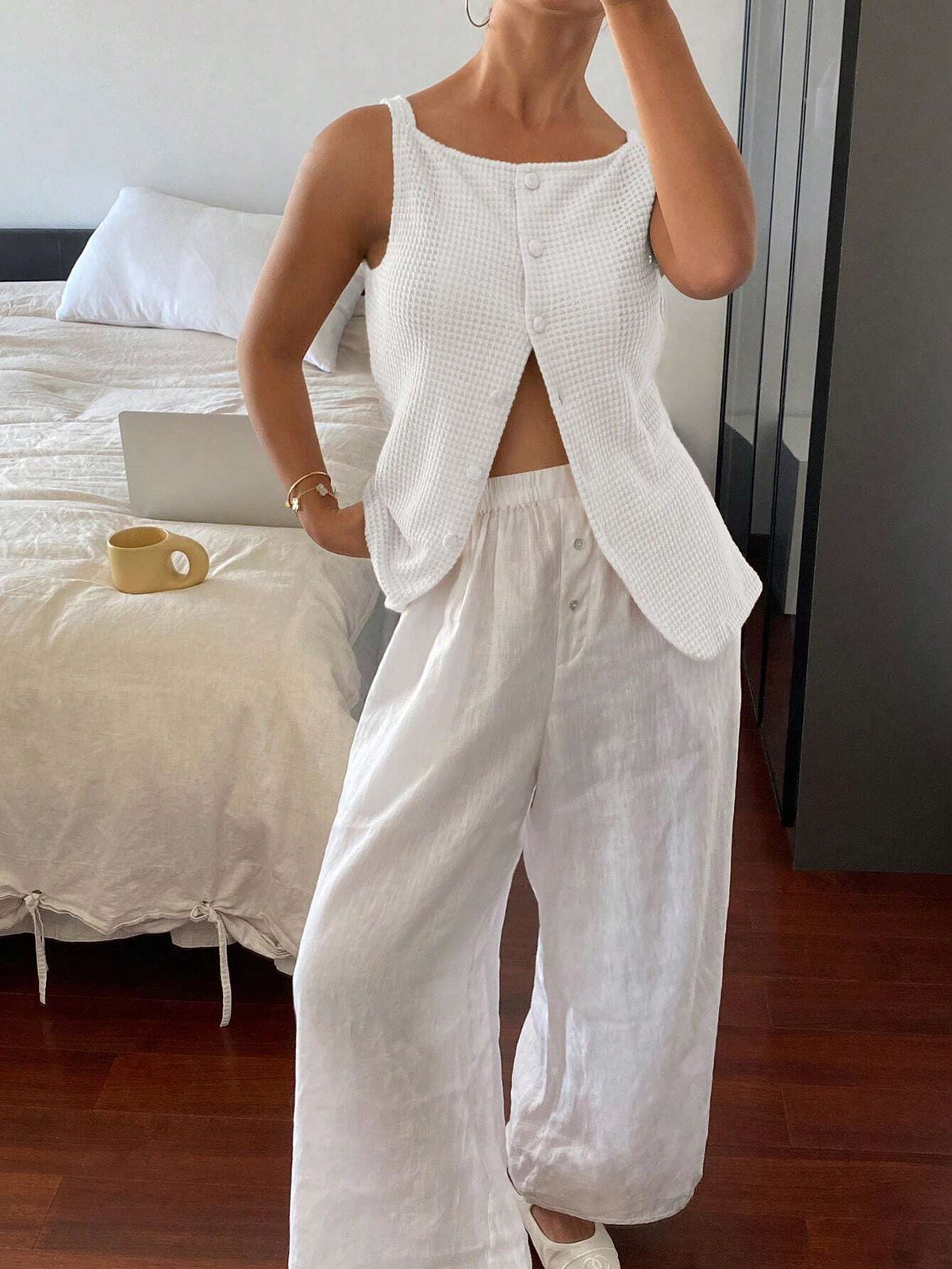 Frenchy Women's Solid Color Single-Breasted Asymmetrical Casual Sleeveless Blouse