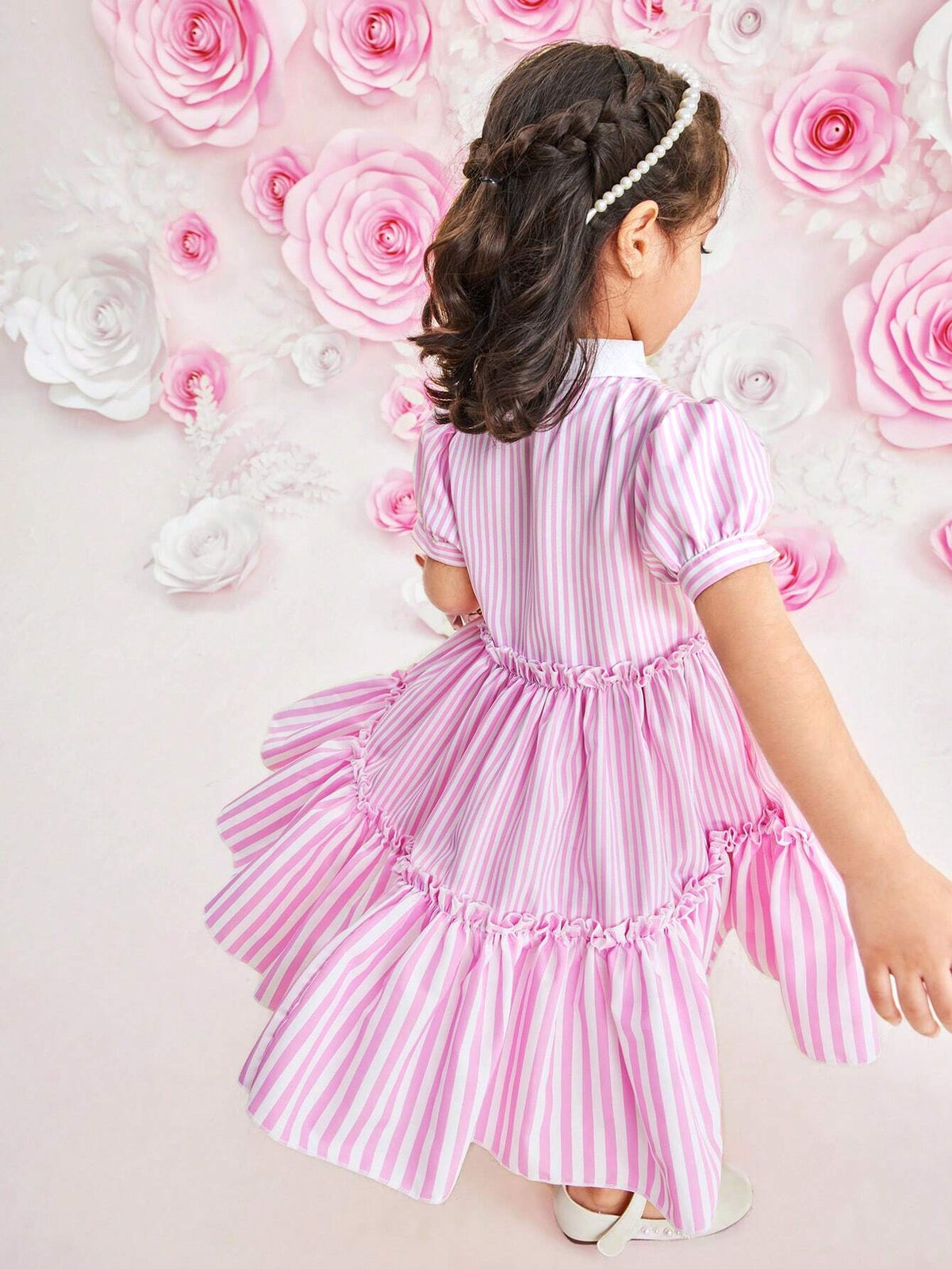 Girls' Pink Striped Casual Dress, Featuring Sweet-Fresh- Style; White Shirt Collar, Bubble Sleeves, 3D Flower Contrast Color Patches. Perfect For Spring/Summer, Comfortable And Breathable; Suitable For Vacation, Parties, Outings, And Photography.