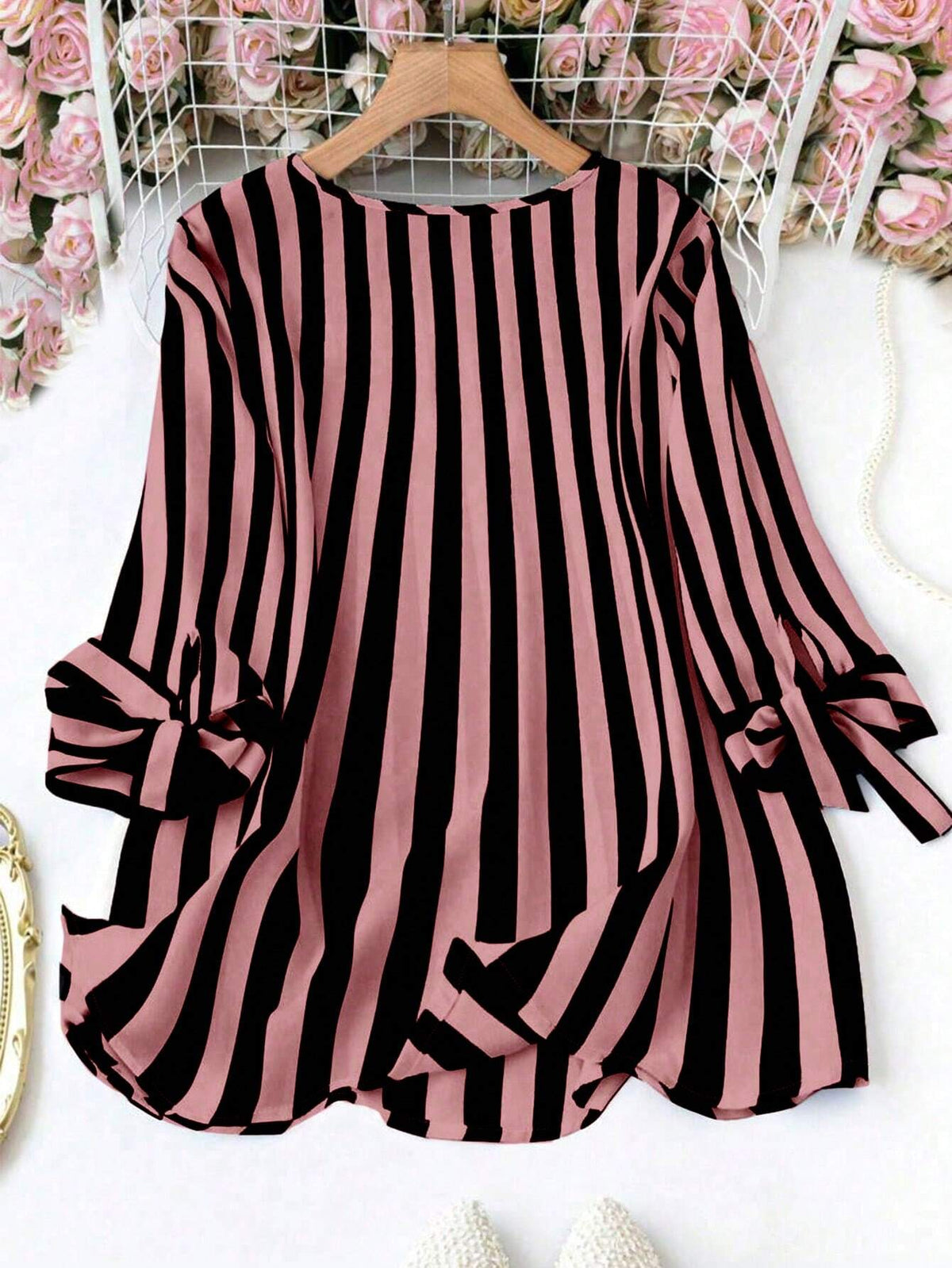 LUNE Short Sleeve Casual Striped Vacation Shirt With V-Neck And Tie