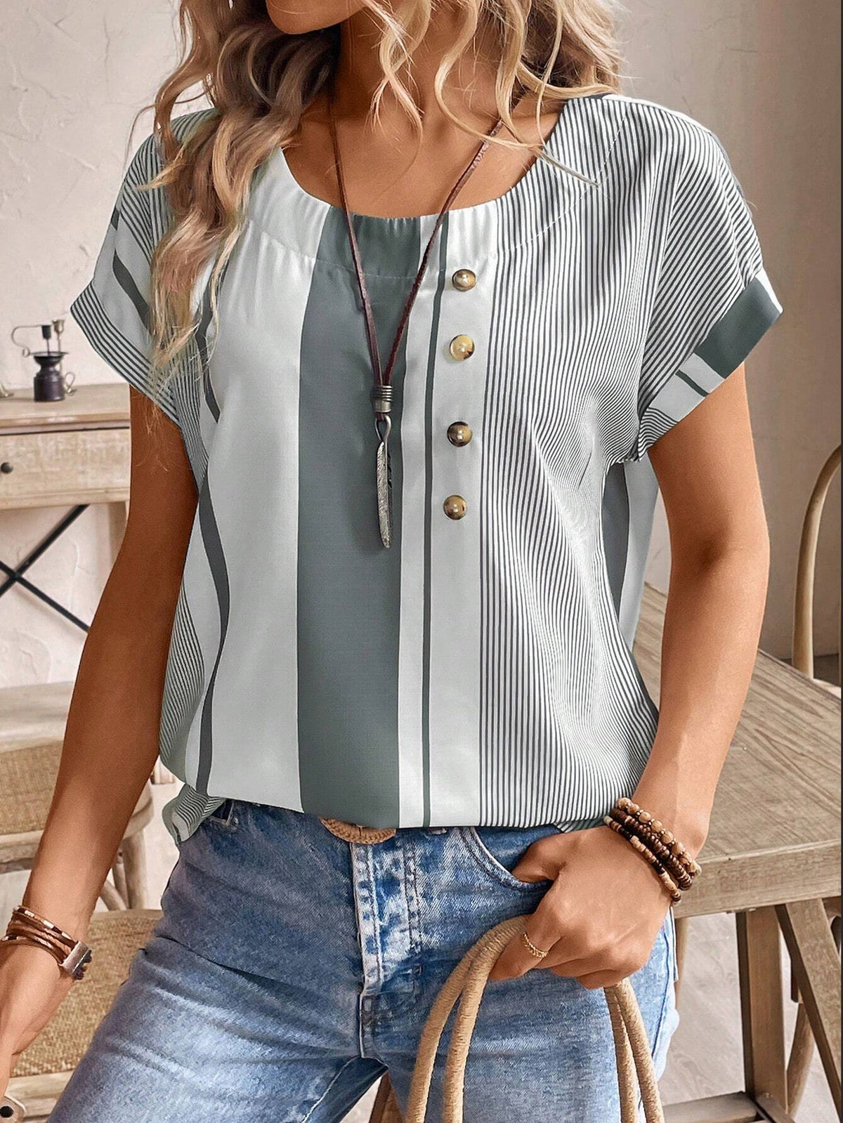 LUNE Women's Fashionable Loose-Fit Minimalistic Digital Striped Shirt