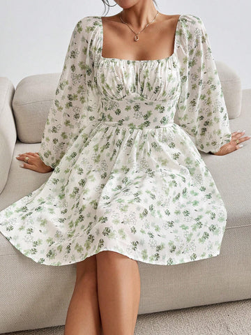 Ladies' Summer Holiday Floral Printed Pleated Square Neck Lantern Sleeve Elegant Dress