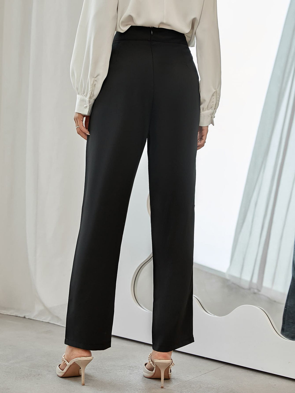 Modely Hardware Detail Fold Pleated Pants