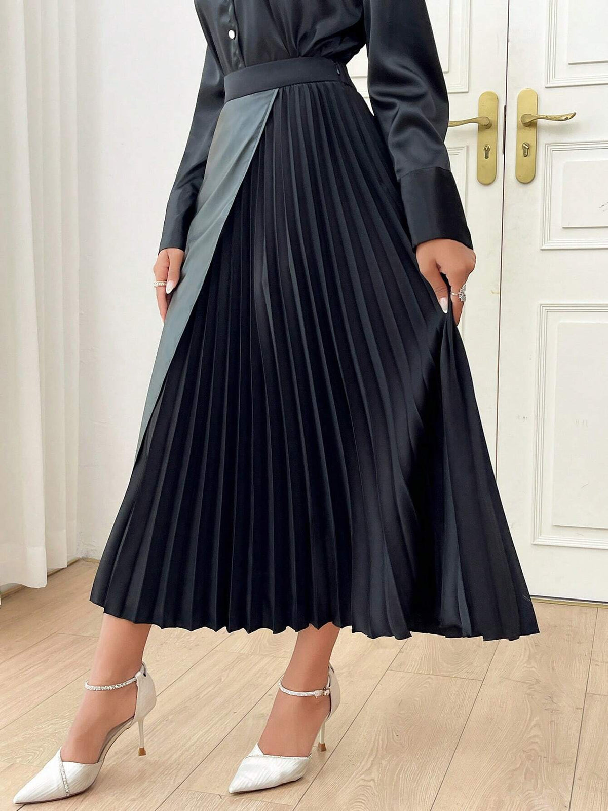 Modely Women's Patchwork PU Leather Pleated Skirt