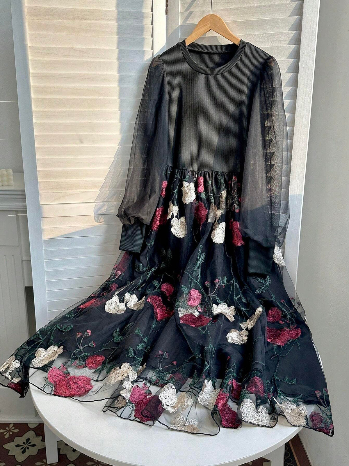 French Luxury Lady Style Black Round Neck Long Sleeve Knitted Patchwork Embroidered Mesh Tie-