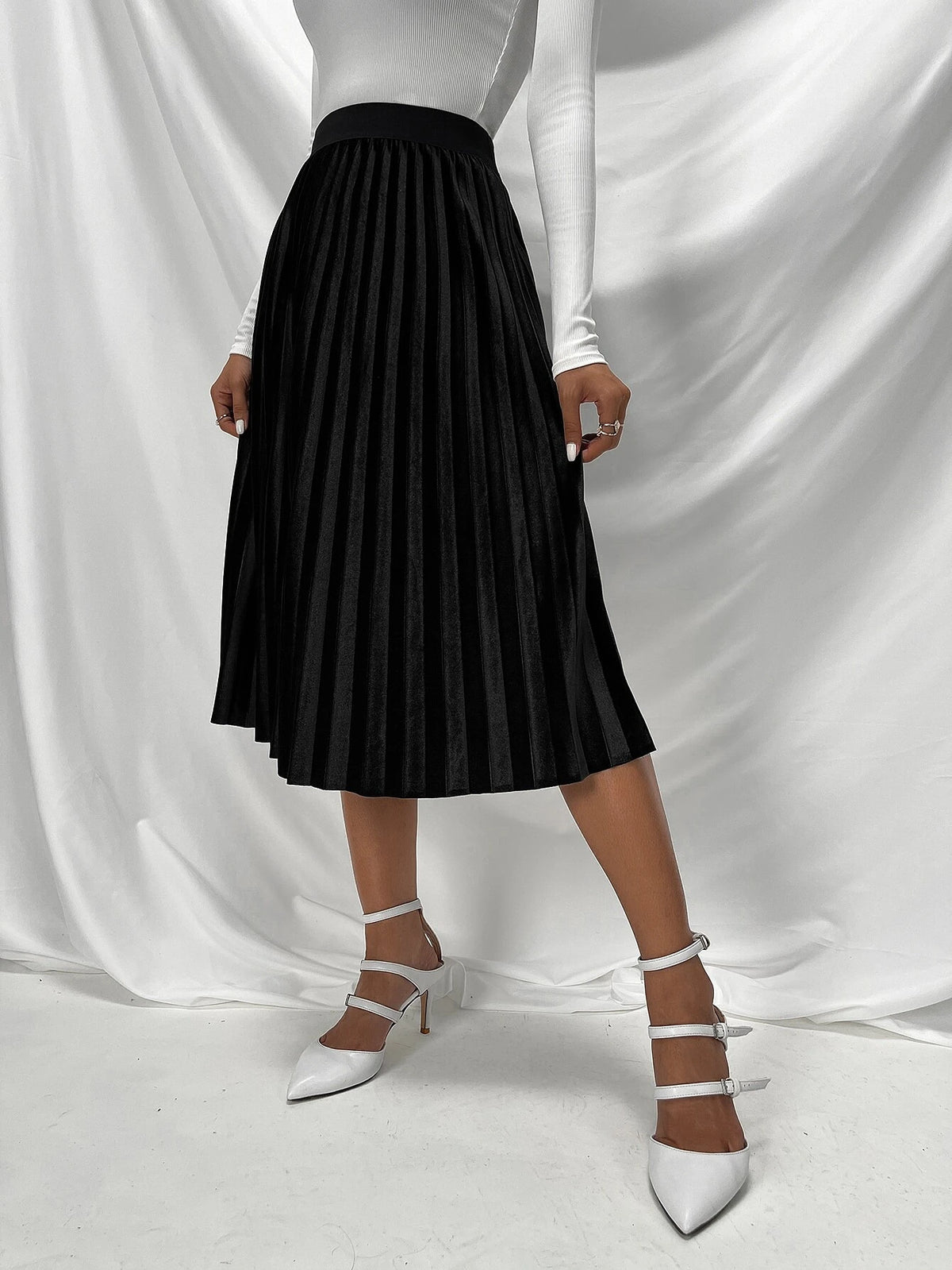 Privé High Waist Velvet Pleated Skirt