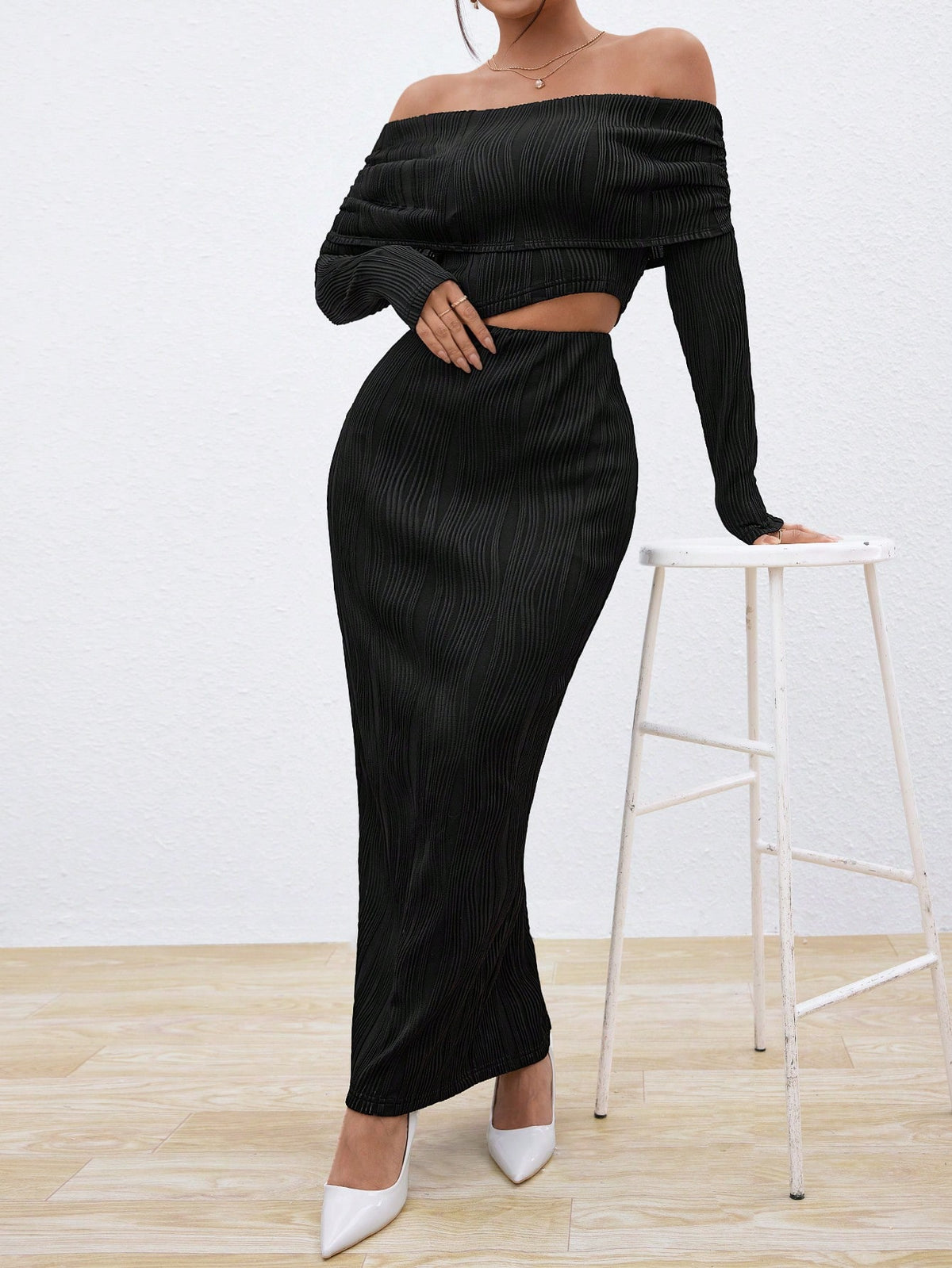 Women'S Black Off Sleeve Crop Top And Tight Fitting Skirt Two Piece Set
