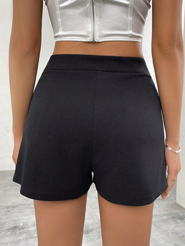 Privé Women's Metallic Button Decoration Shorts