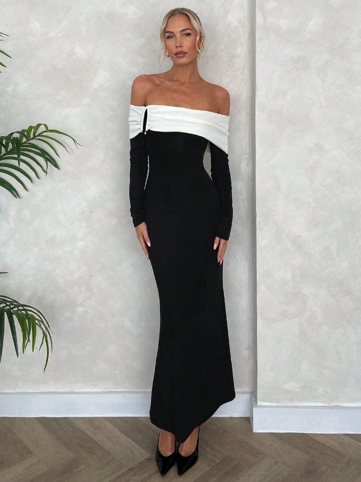 Women's Sexy & Elegant Black And White Contrast Off Shoulder Long Sleeve Fishtail Dress