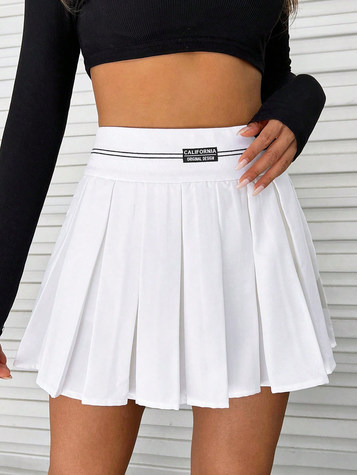 Qutie Letter Patched Detail Pleated Skirt