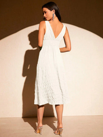 Solid Colored Texture Detail V-Neck Sleeveless Dress