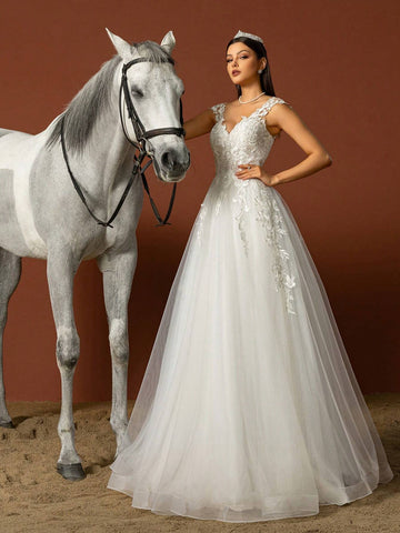 Sleeveless Elegant Wedding Dress With Applique And Mesh Paneling In Solid Color
