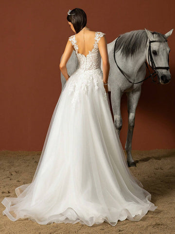 Sleeveless Elegant Wedding Dress With Applique And Mesh Paneling In Solid Color