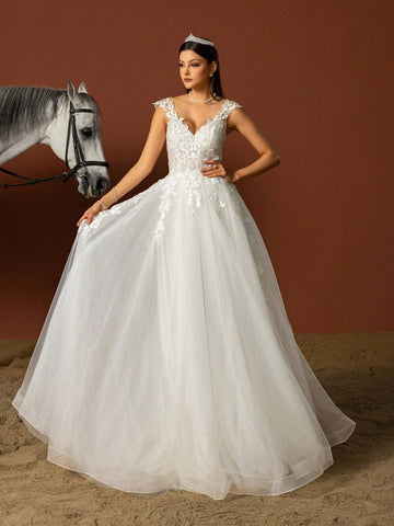 Sleeveless Elegant Wedding Dress With Applique And Mesh Paneling In Solid Color