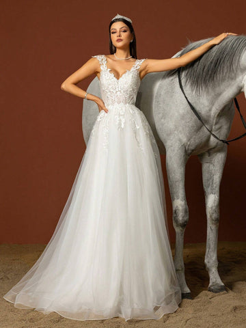 Sleeveless Elegant Wedding Dress With Applique And Mesh Paneling In Solid Color