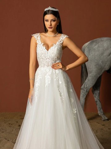 Sleeveless Elegant Wedding Dress With Applique And Mesh Paneling In Solid Color