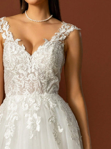 Sleeveless Elegant Wedding Dress With Applique And Mesh Paneling In Solid Color