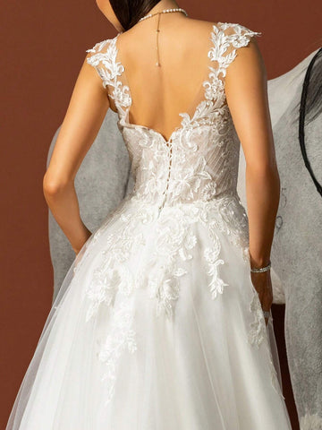 Sleeveless Elegant Wedding Dress With Applique And Mesh Paneling In Solid Color