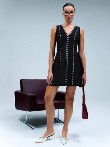 TypaGal V Neck Hook And Eye Sleeveless Shift Dress