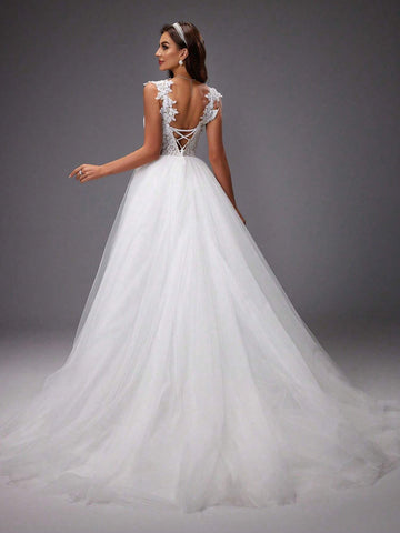V-Neck Embroidered Flower Patchwork Mesh Glamorous Wedding Dress With 3d Flowers (Flower Position Is Random)