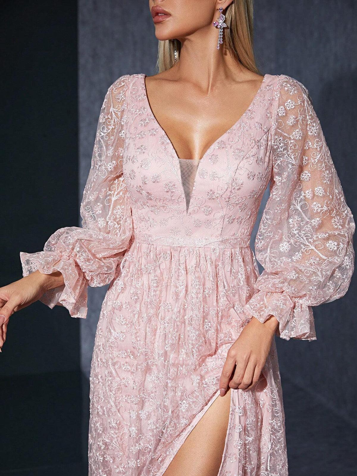 V-Neck Embroidered Lace Long Sleeve High-End Evening Gown