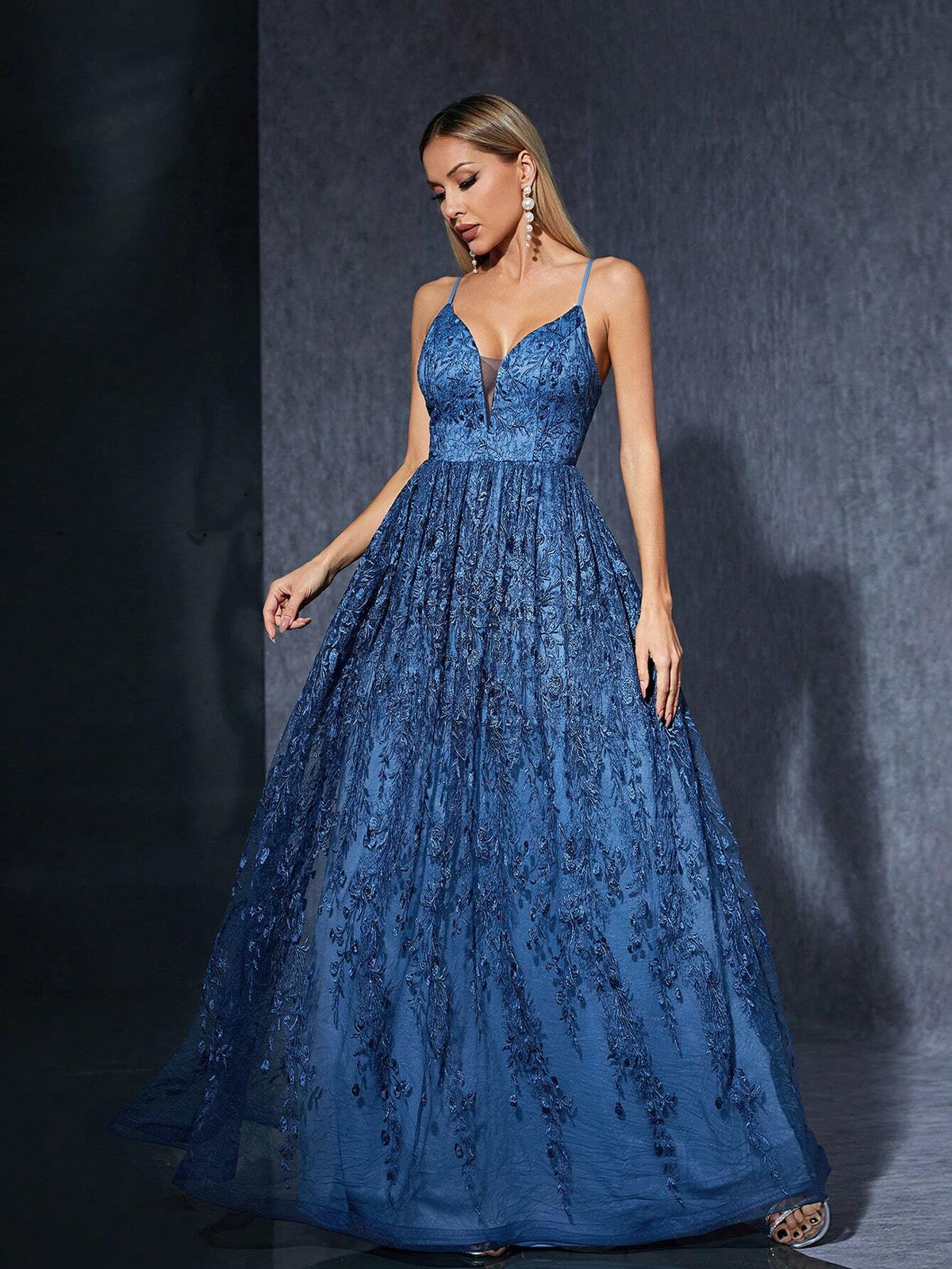 V-Neck Sexy Embroidery Lace Swing Maxi Dress With Spaghetti Straps