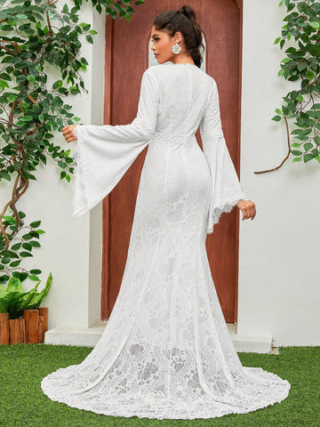 White Lace Autumn And Winter Floor-Length Traditional Wedding Dress With Bell Sleeves Suitable For Brides