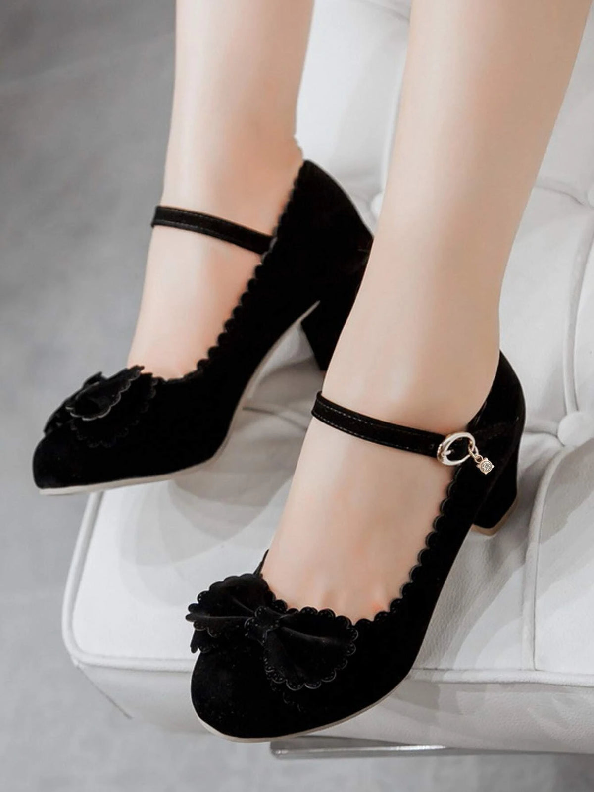 Women Black Bow Decor Pumps, Scallop Trim Chunky Heeled