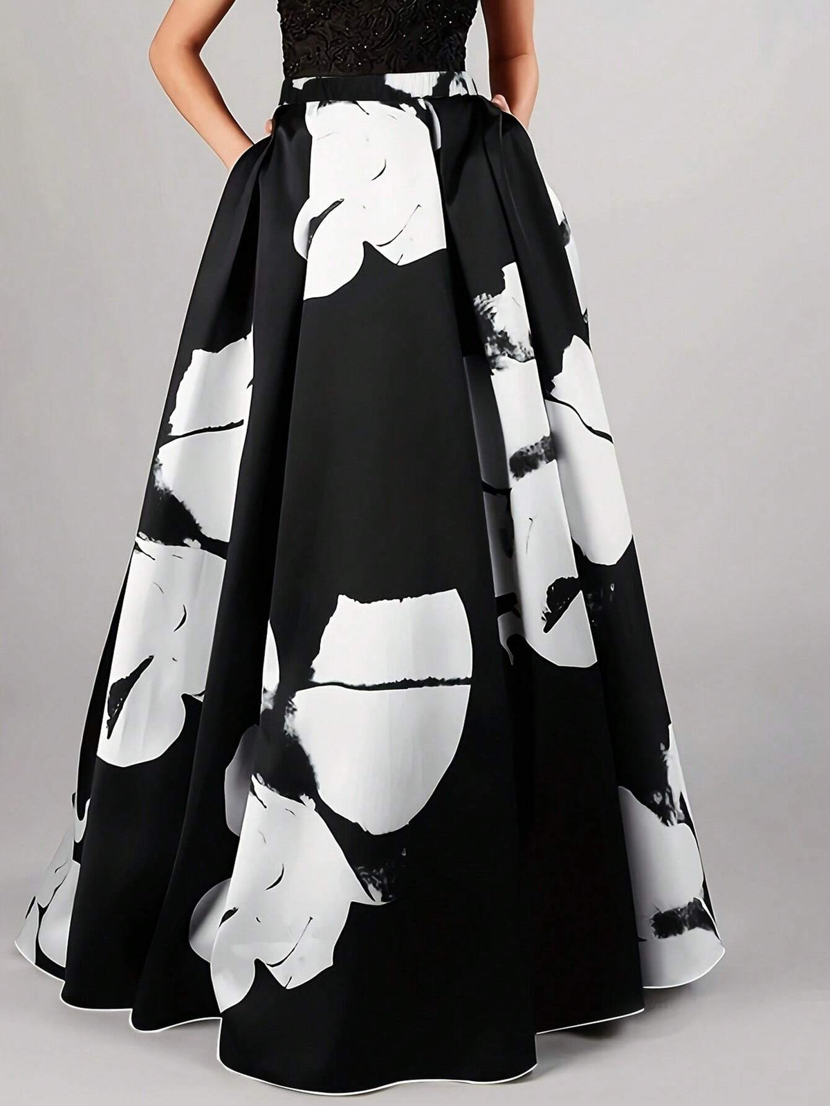 Women's Elegant Black And White Contrast Color Printed Umbrella Skirt