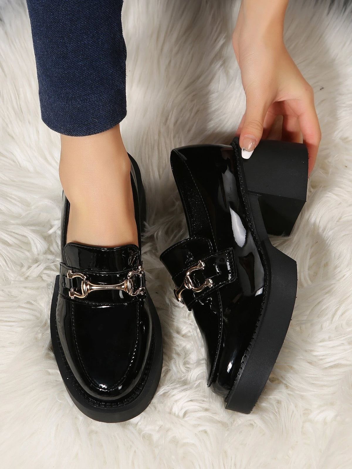 Women's Fashionable Classic Soft And Comfortable Outdoor Versatile Pu Chain Decor Round Toe Slip-on